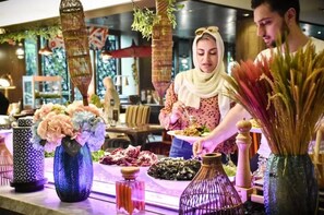 2 restaurantes; se sirven desayunos, almuerzos y cocina internacional