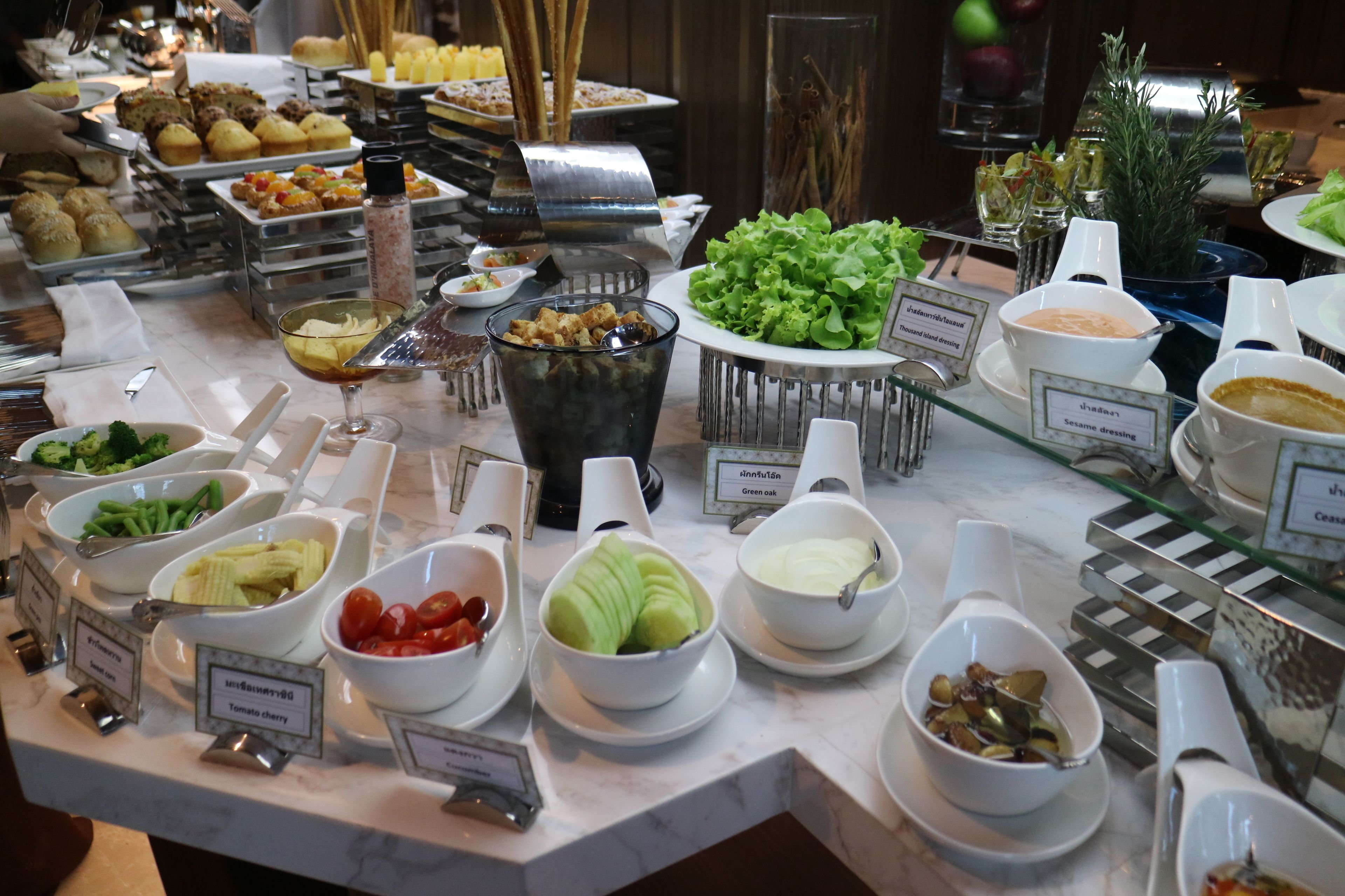 Un buffet proposant une variété de plats et d'accompagnements.