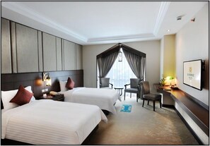 Minibar, brankas, meja kerja, dan tirai kedap cahaya
