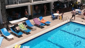 2 albercas al aire libre, sombrillas en la alberca y camastros