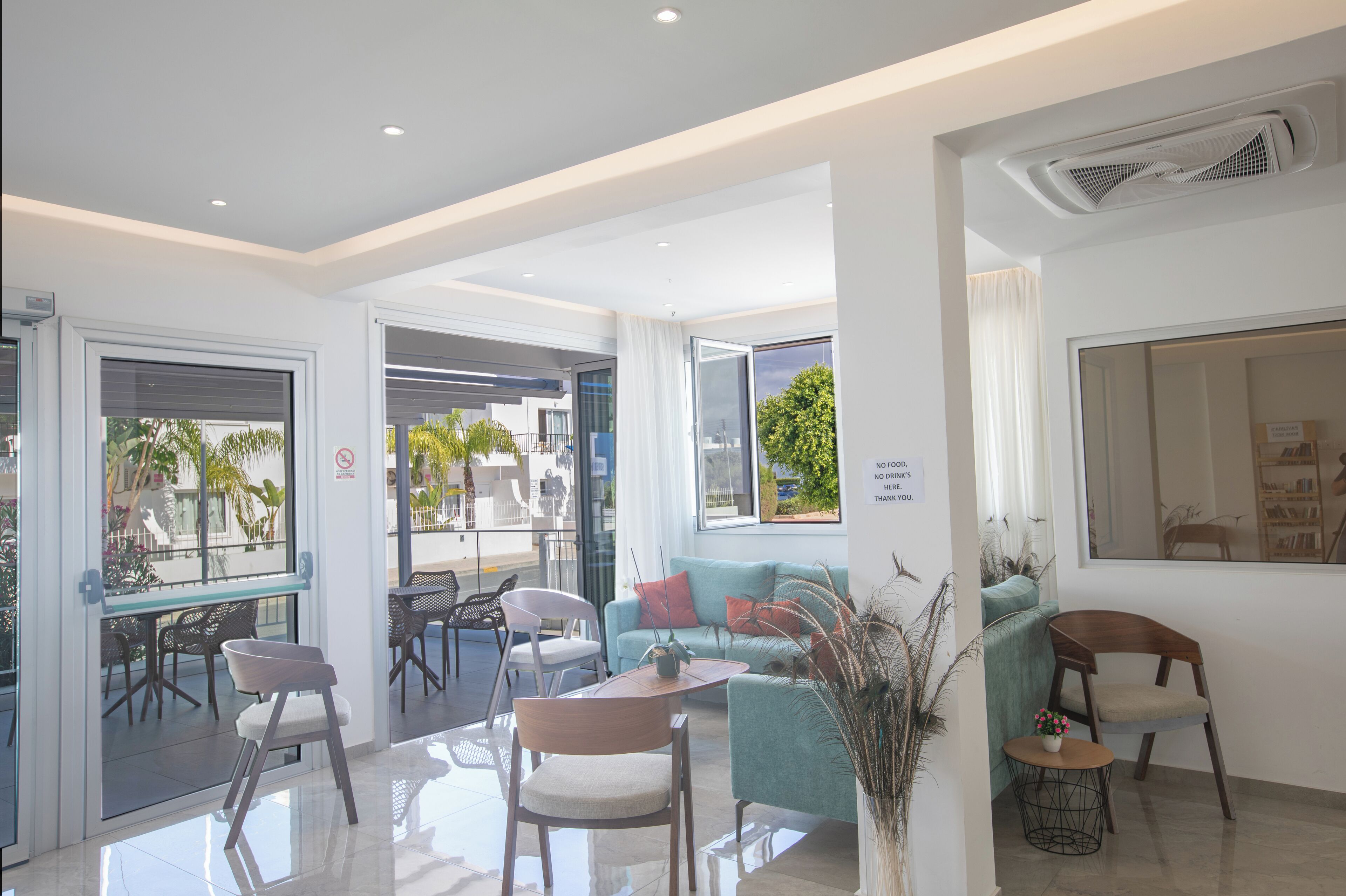 Una televisión de pantalla plana