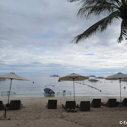 Di pantai, kerusi lepak pantai, payung, tuala pantai