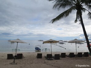 On the beach, sun loungers, beach umbrellas, beach towels - Oasis Resort (Panglao)