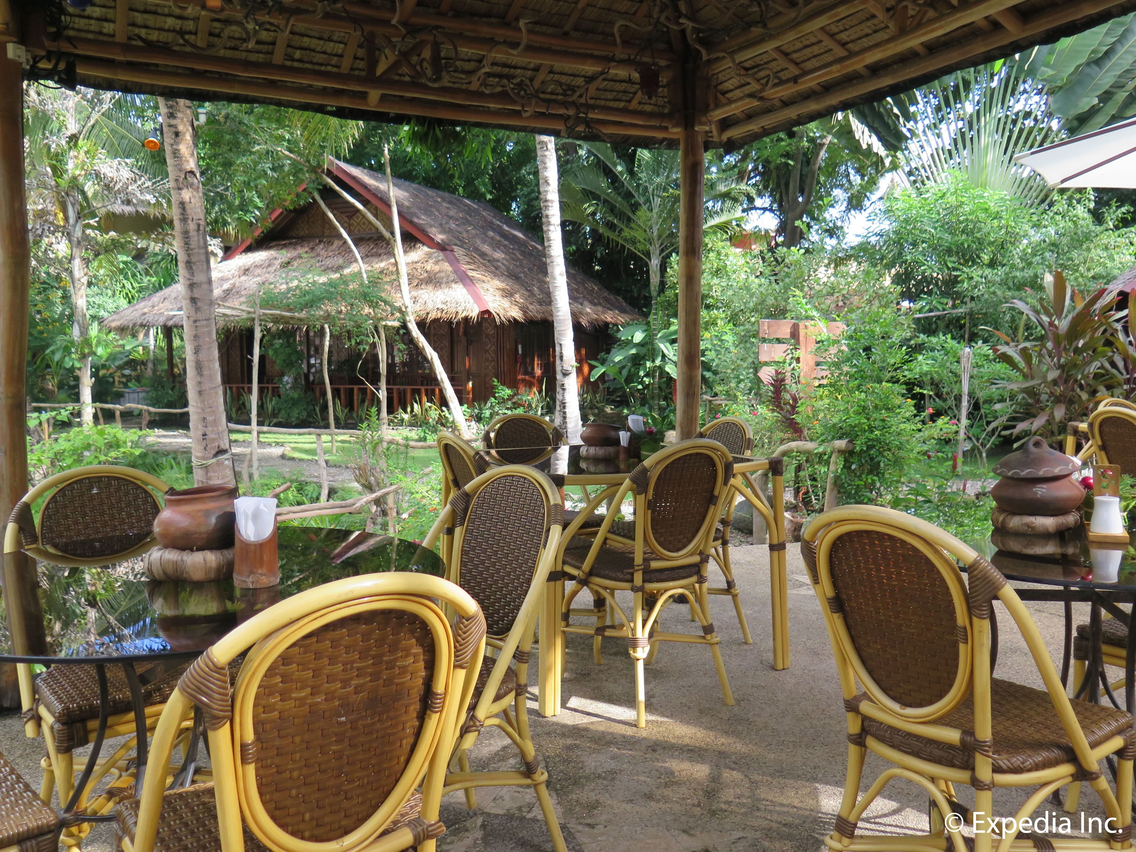 2 restaurants, breakfast, lunch, dinner served; international cuisine