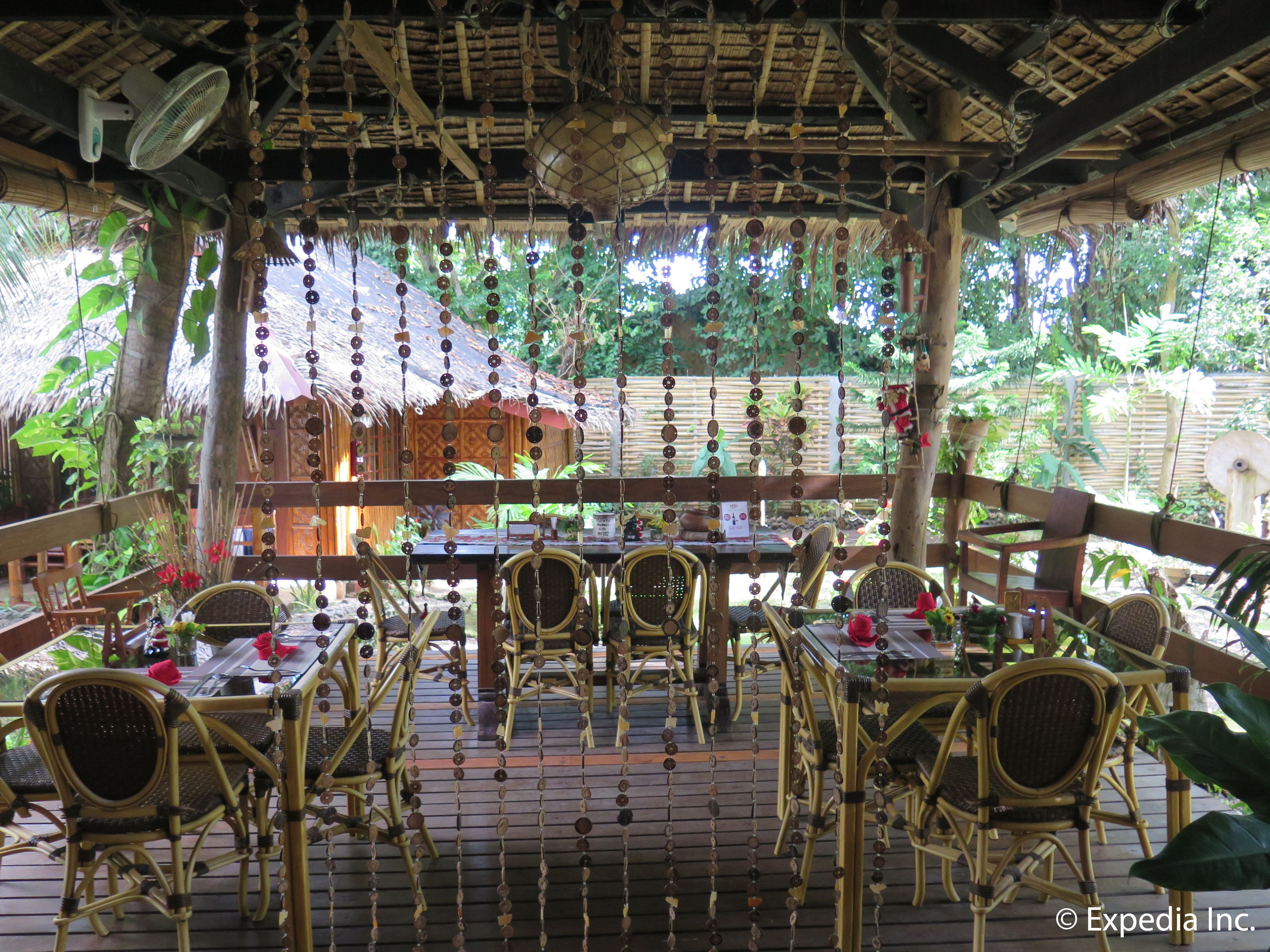 2 restaurants, breakfast, lunch, dinner served; international cuisine