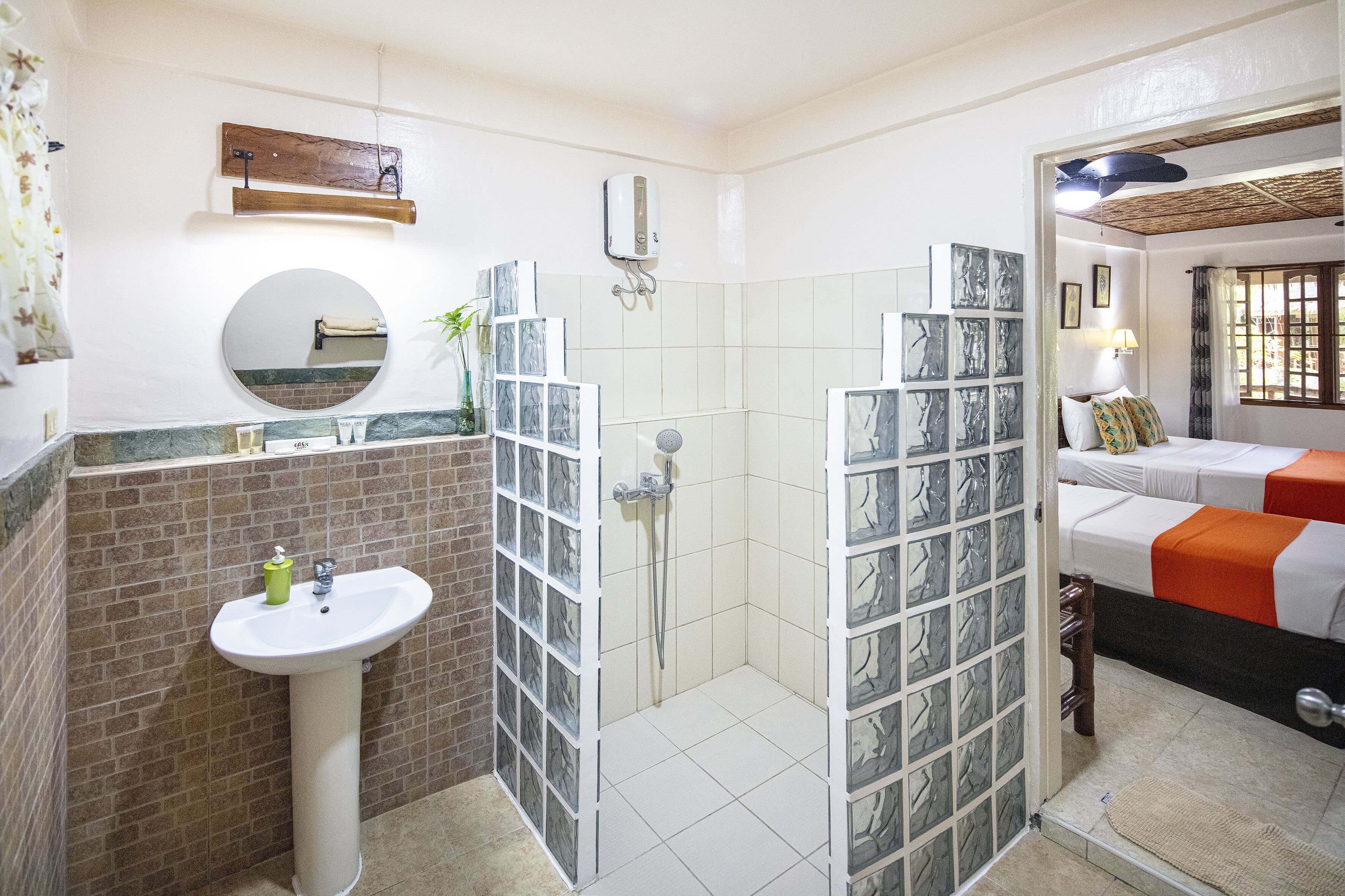 deluxe garden/pool view | bathroom | shower, free toiletries, hair dryer, towels
