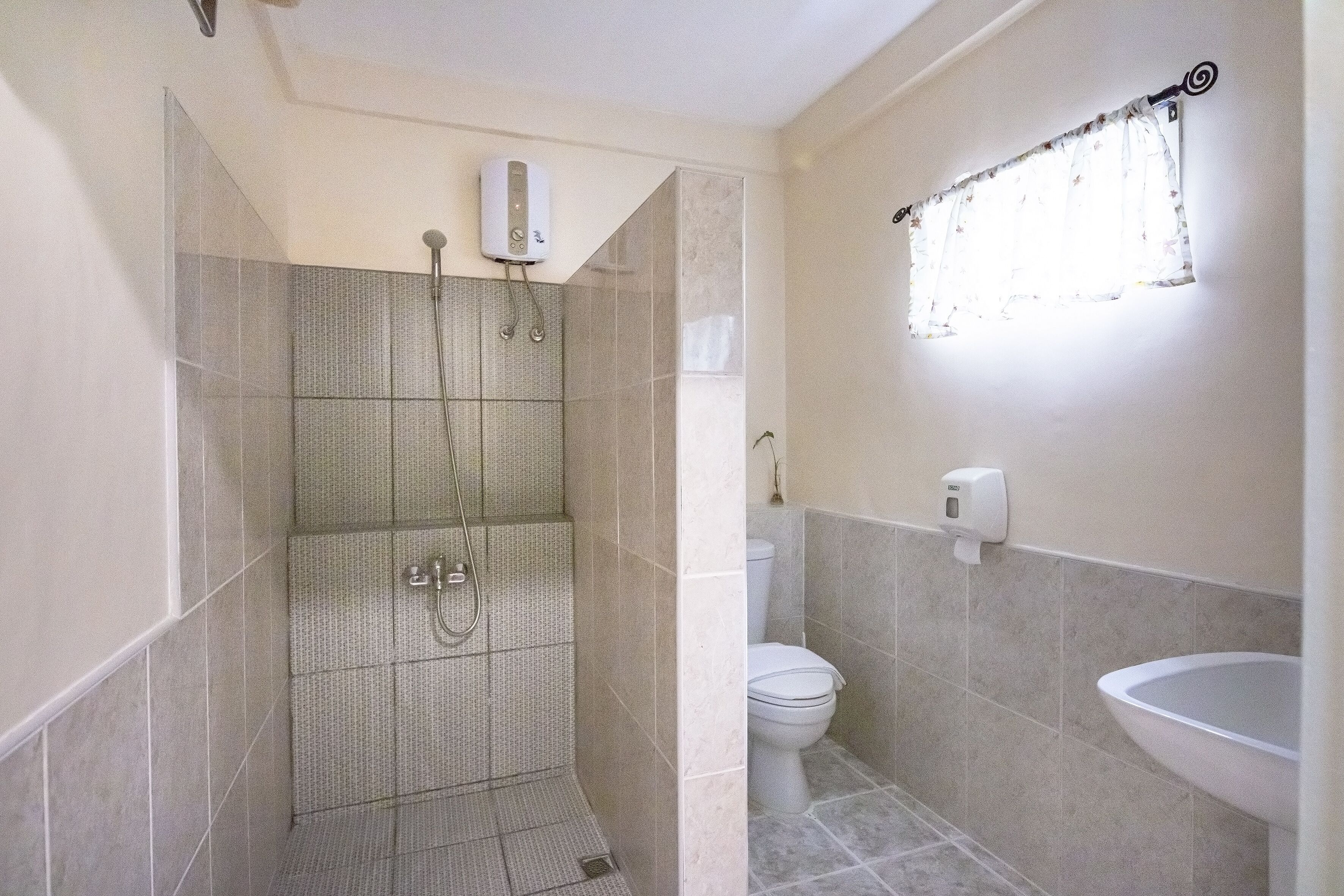 standard garden/pool view   | bathroom | shower, free toiletries, hair dryer, towels