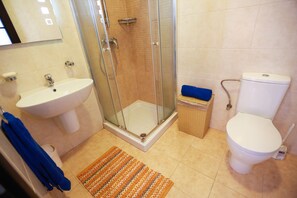Shower, hair dryer, towels - Sliema Penthouses (Sliema)