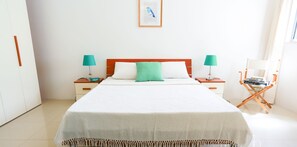1 Schlafzimmer, hochwertige Bettwaren, Schreibtisch