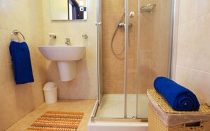 Dusche, Haartrockner, Handtücher