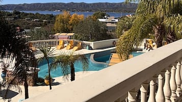 Zona de piscina con vistas a montañas y cielo despejado.