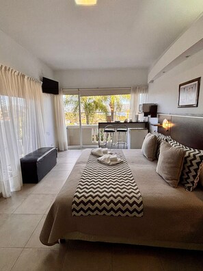 Suite (Double) | Ropa de cama de alta calidad, minibar, caja fuerte
