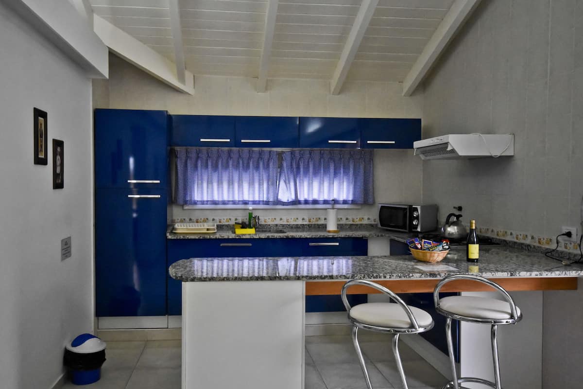 executive suite | living area | 32-inch lcd tv with cable channels, tv