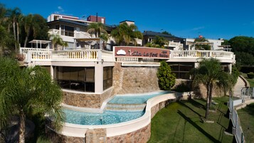 Un hotel con piscina, un letrero que dice "Villa La Font" y un muro de piedra.
