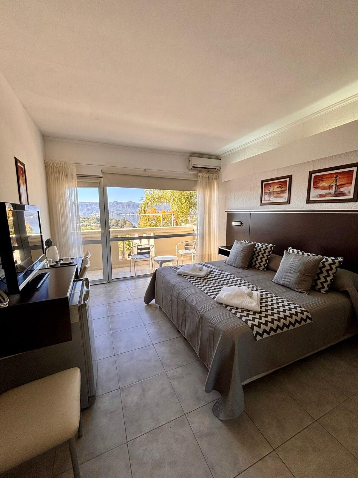Ropa de cama de alta calidad, minibar, caja fuerte