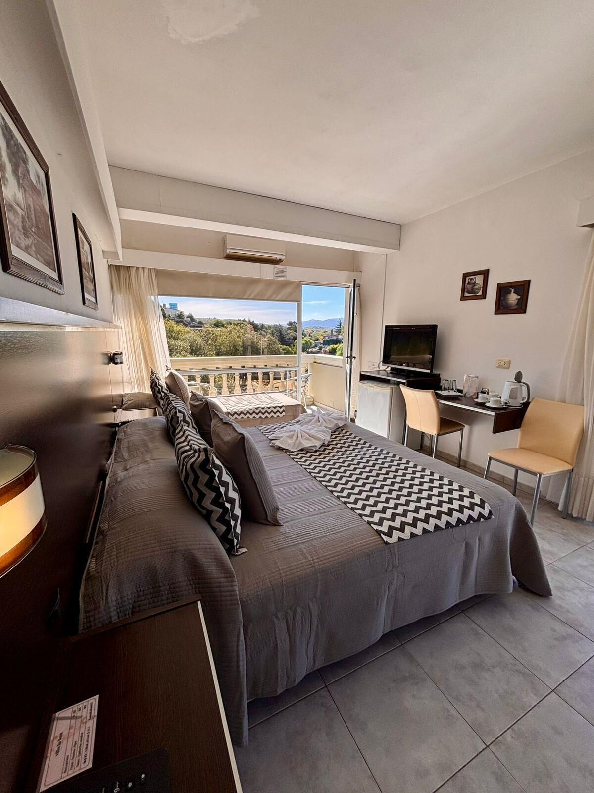 Ropa de cama de alta calidad, minibar, caja fuerte