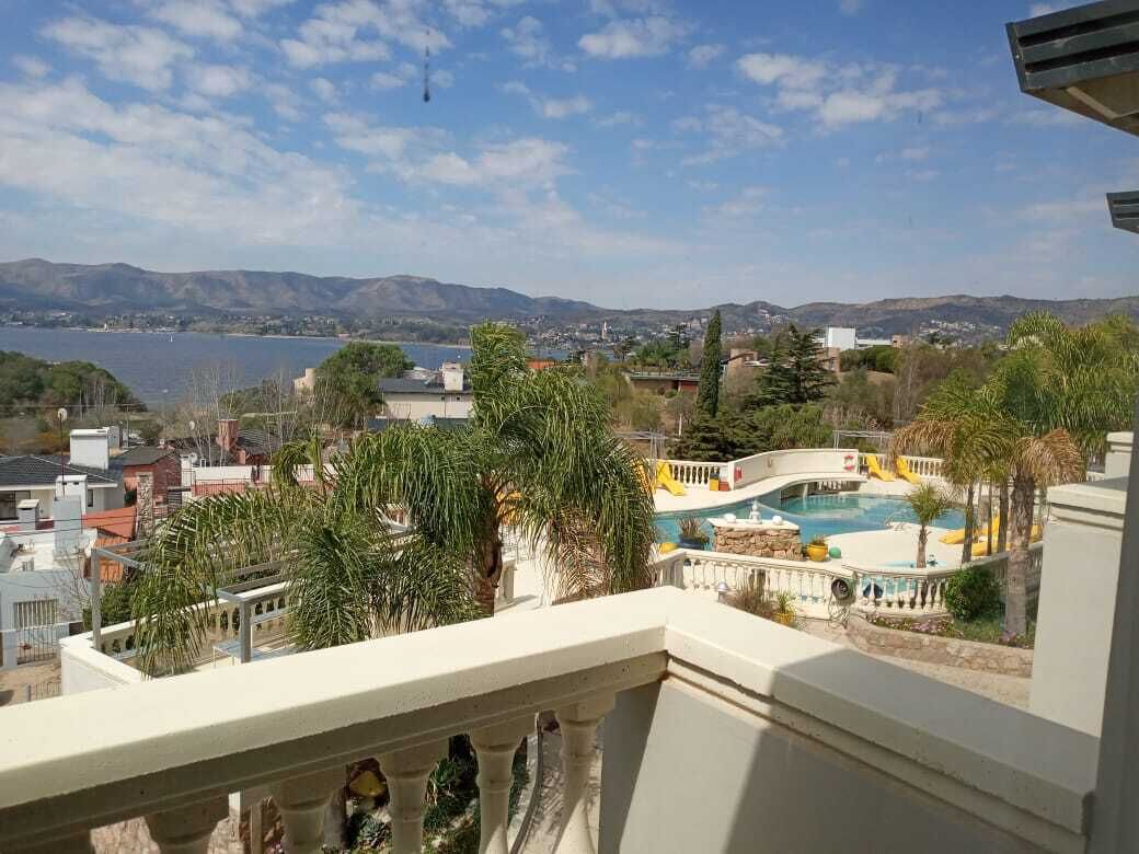 Habitación cuádruple superior, balcón, vistas a la colina | Terraza o patio