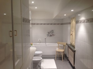 Superior Double or Twin Room | Bathroom | Towels