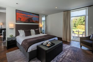Dobbeltrom, 1 kingsize-seng (Super King - Bath and Shower) | Skrivebord, strykejern/-brett, wi-fi (inkludert) og sengetøy