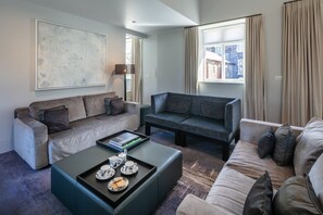 ダブルルーム キングベッド 1 台 (Super King - Bath and Shower) | デスク、アイロン / アイロン台、WiFi (無料)、ベッドシーツ