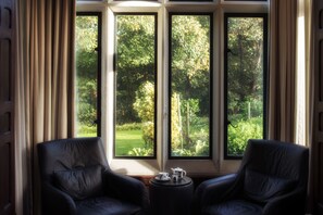 Televisión de pantalla plana, reproductor de DVD y estación para iPod