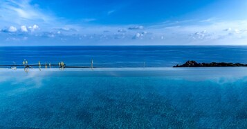 Una piscina al aire libre, una piscina infinita