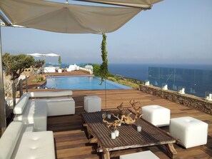 室外游泳池，无边泳池，日光浴躺椅