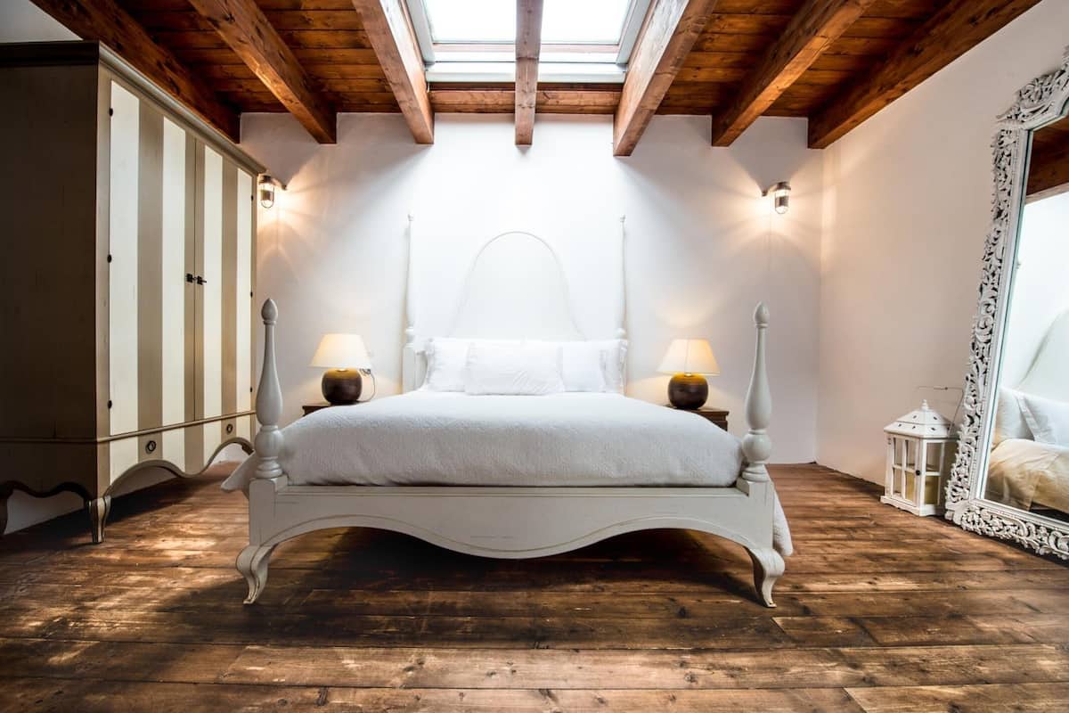 suite, garden view, annex building | minibar, in-room safe, desk, soundproofing