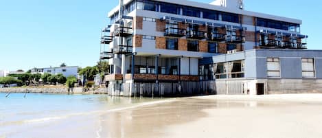 En la playa, arena blanca