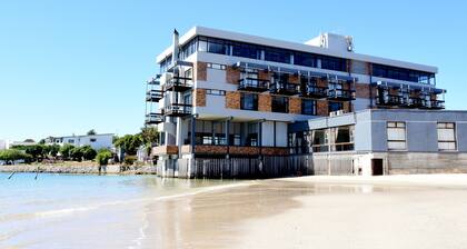 Hoedjiesbaai Hotel