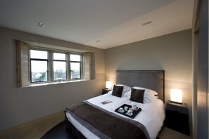 Premium bedding, desk, iron/ironing board, free WiFi