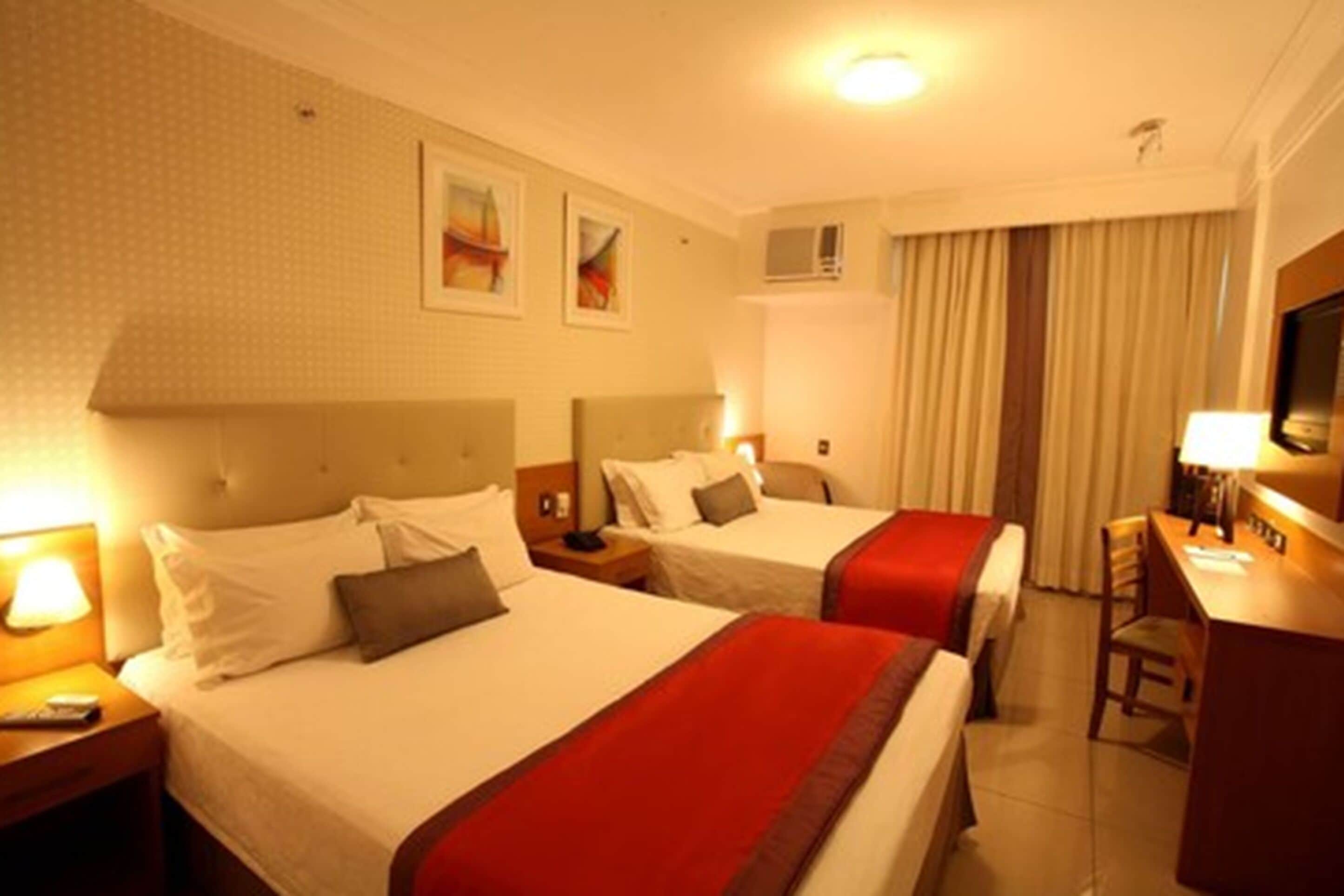 Suite Master | Minibar, caja de seguridad en la habitación y escritorio 