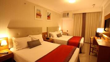 Minibar, caja de seguridad en la habitación y escritorio