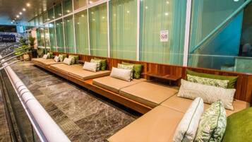 Een 32-inch lcd-televisie met kabelzenders en televisie