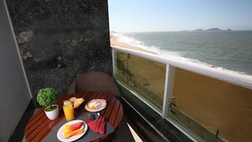 Frigobar, cofres nos quartos, escrivaninha, Wi-Fi de cortesia