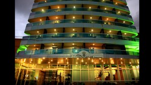A multi-story hotel with a modern design, featuring balconies and a prominent entrance with a sign. - Royal Macaé Palace Hotel (Macaé)