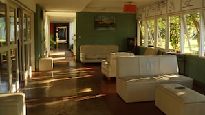 Coin salon dans le hall
