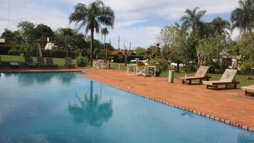 Una piscina al aire libre