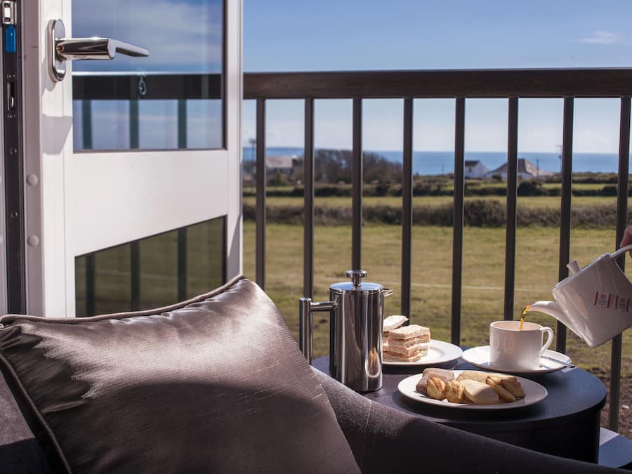 Dobbelt- eller tomannsrom – superior, 1 lang enkeltseng, delvis havutsikt, hageområde | Sengetøy i egyptisk bomull, sengetøy av topp kvalitet og skrivebord