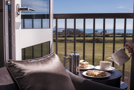 高级双人房或双床房, 1 张大号单人床, 部分海洋景观, 花园 | 埃及棉床单、高档床上用品、办公桌、免费 WiFi