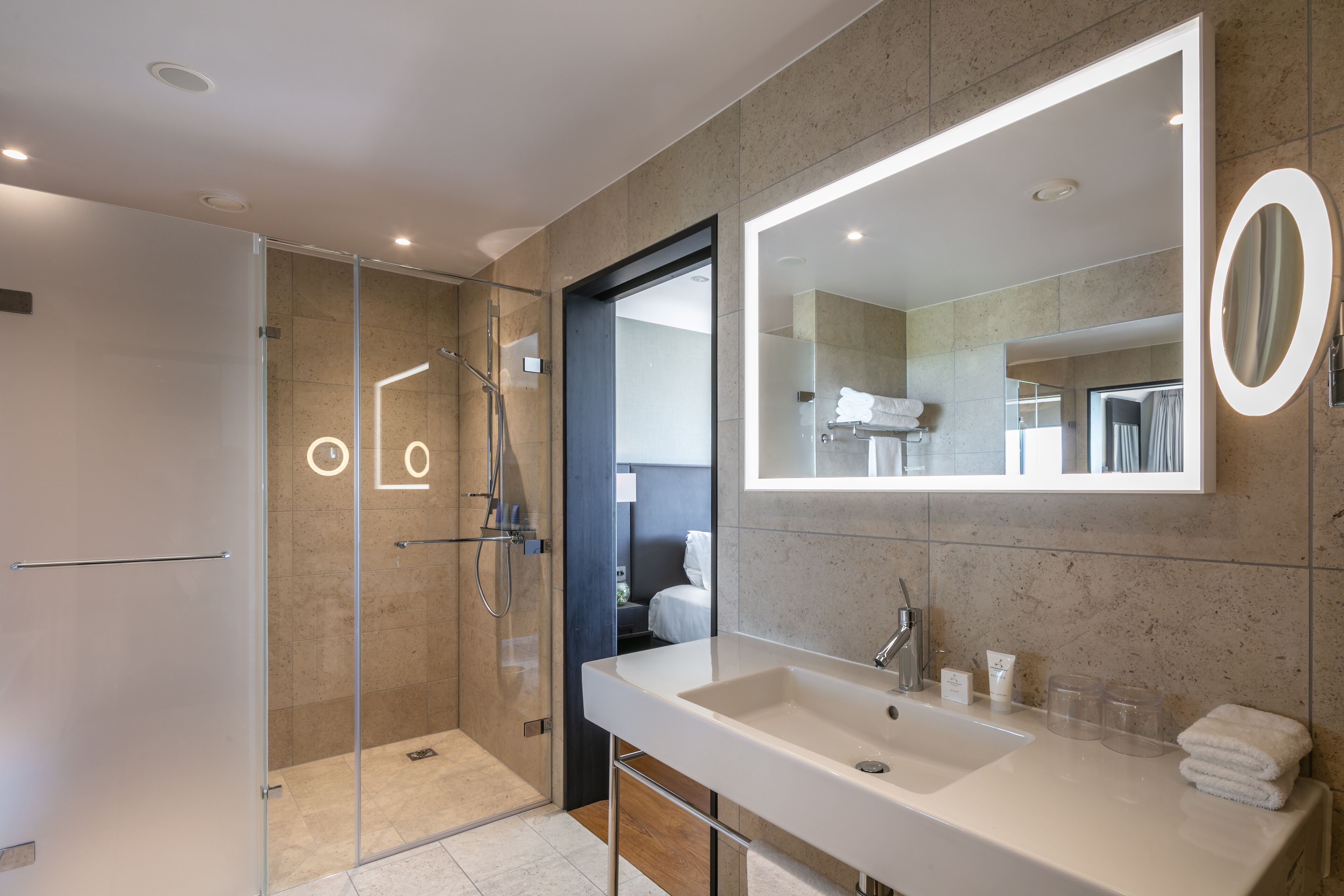 Camera Superior con letto matrimoniale o 2 letti singoli, 1 letto a una piazza e mezza | Bagno | Set di cortesia firmato, asciugacapelli, accappatoio, pantofole