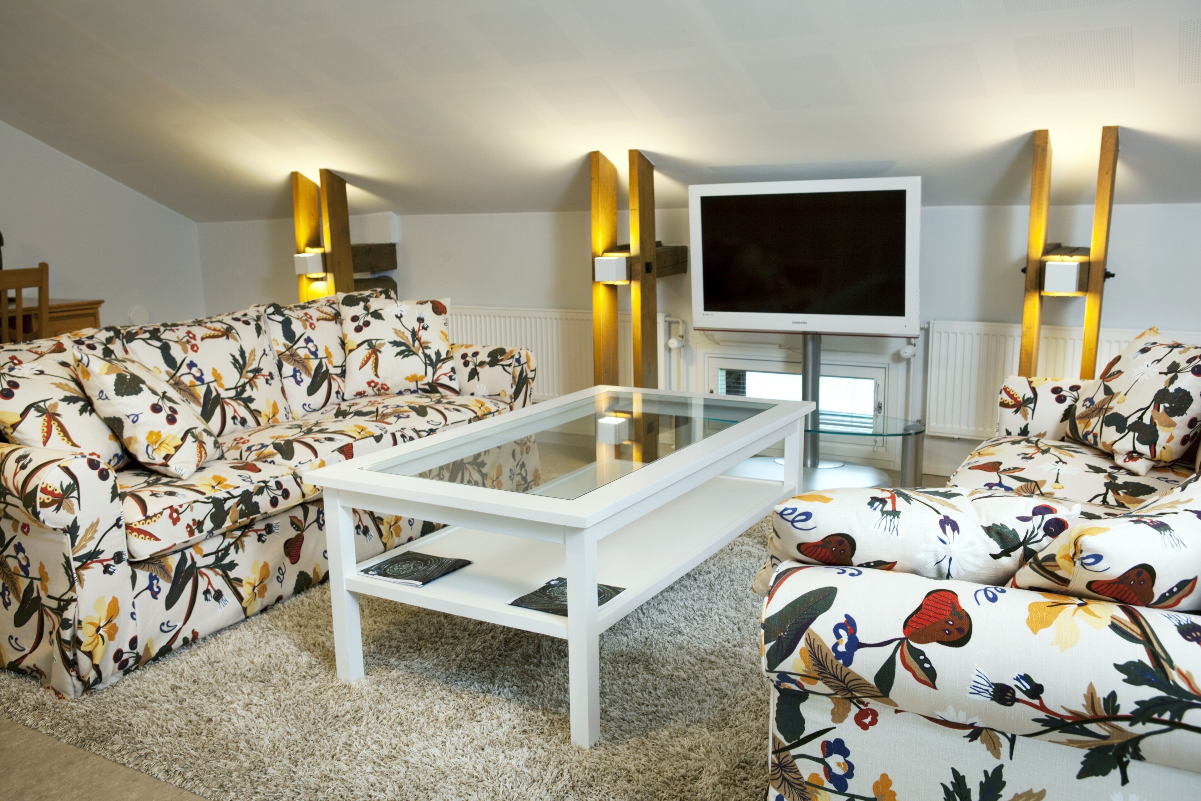 classic twin room, 2 single beds | living area | 25-inch flat-screen tv with cable channels, tv