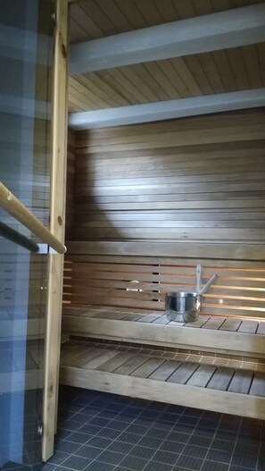 Design studio suite, 1 queensize bed | Badkamer | Gratis toiletartikelen, een haardroger, badjassen, een bidet