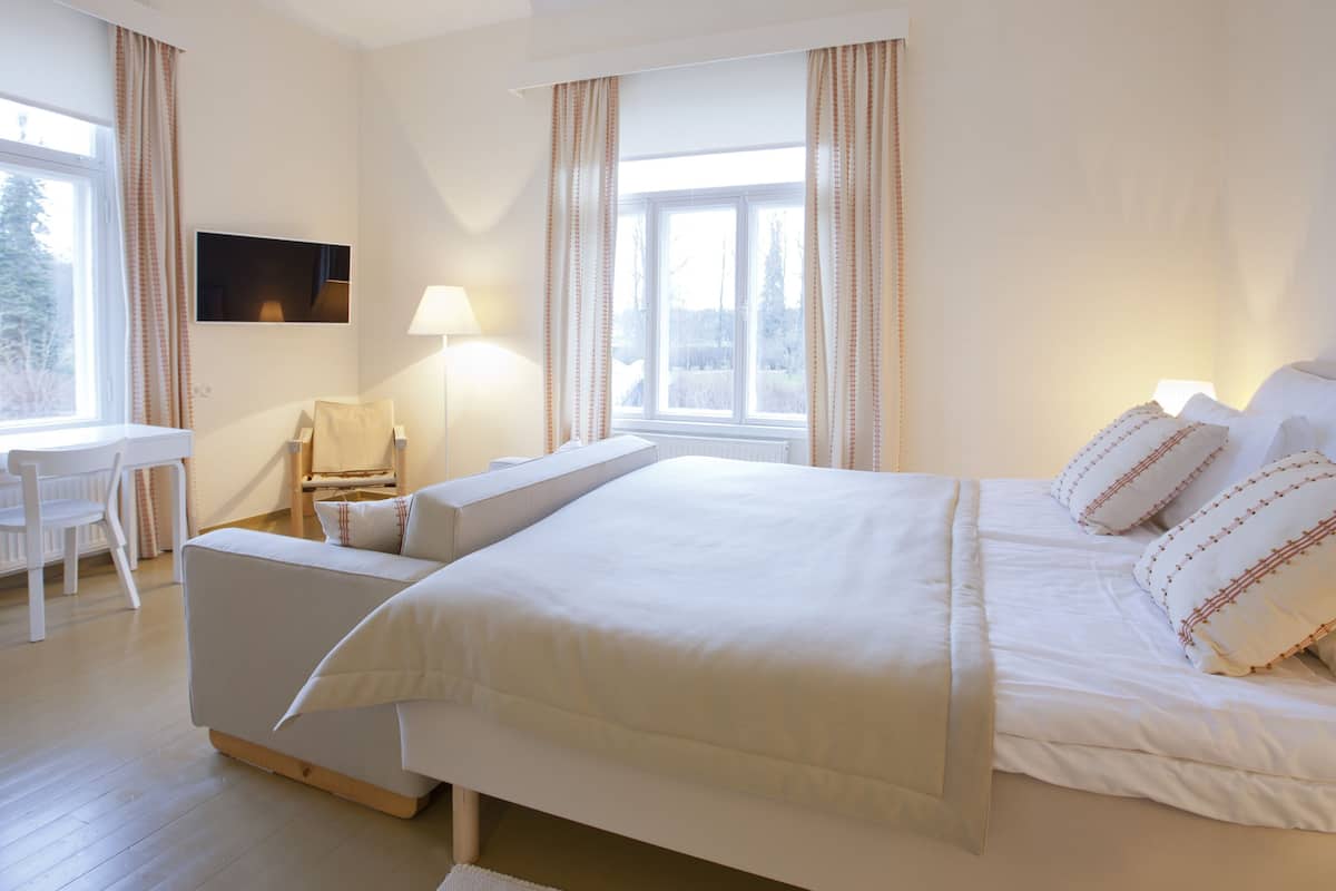 superior twin room, 2 single beds | 1 bedroom, individually decorated, desk, iron/ironing board