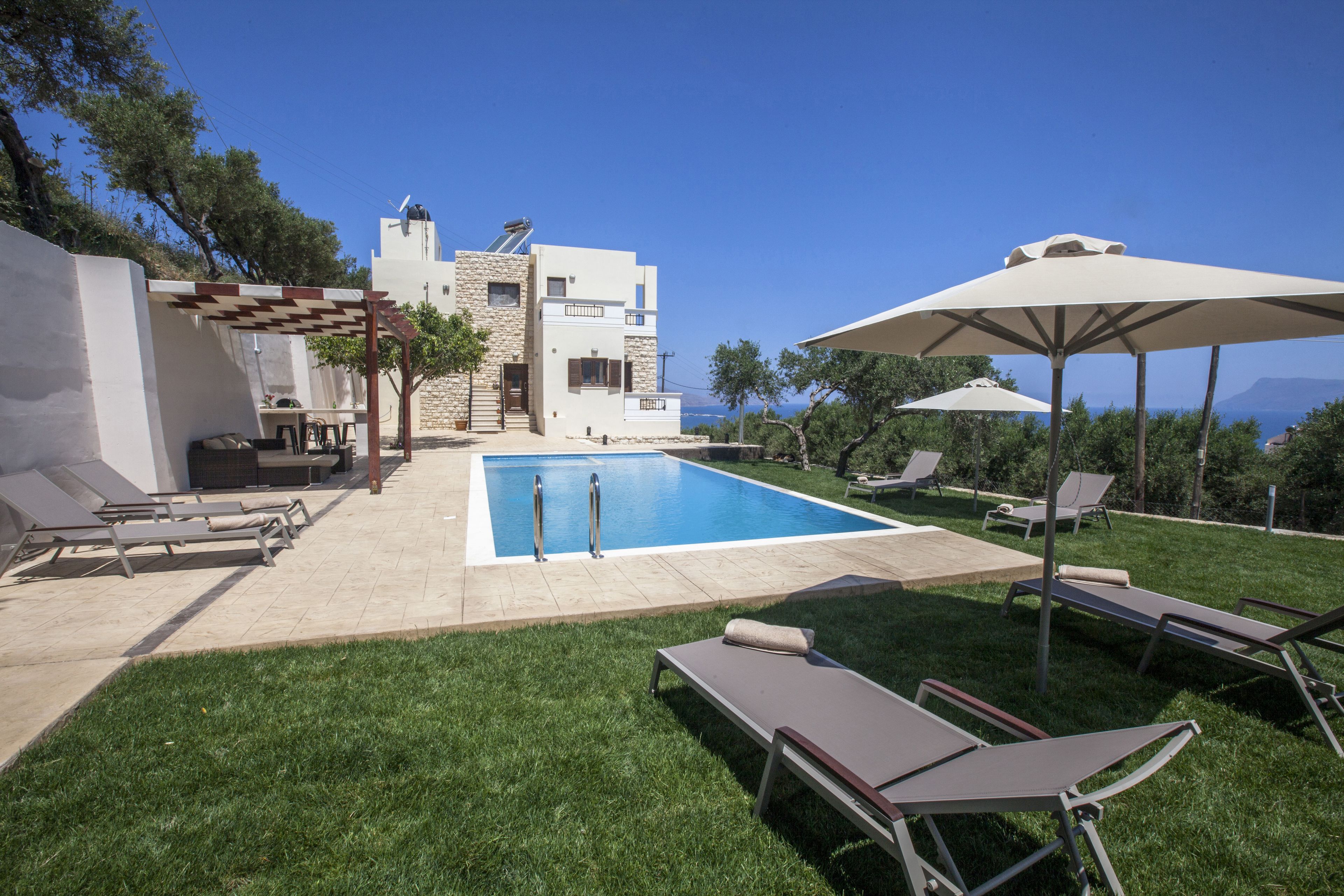 室外游泳池，提供泳池遮陽傘和日光浴躺椅