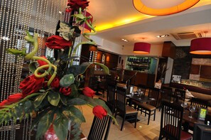 2 restaurants servant le petit déjeuner, spécialités Cuisine locale