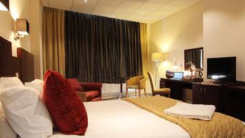 Ropa de cama de alta calidad y caja de seguridad en la habitación