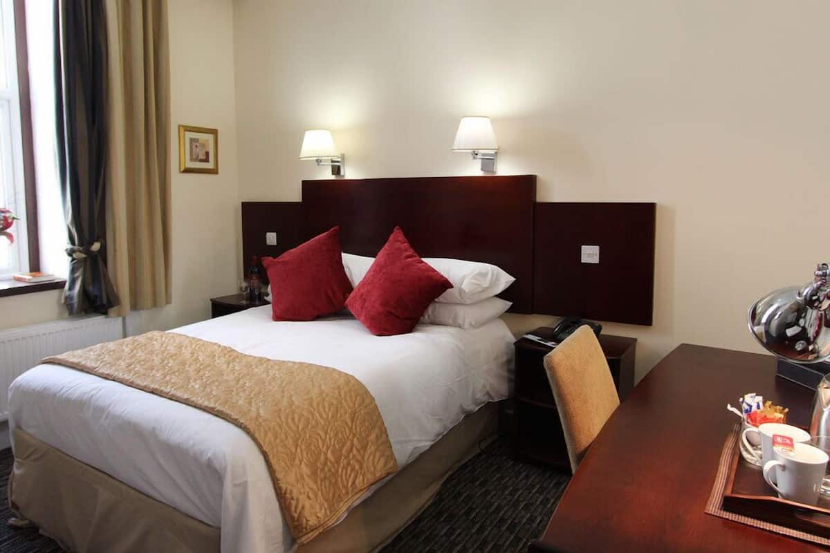 Roupas de cama premium, cofres nos quartos, escrivaninha