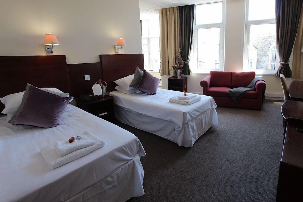 Premium bedding, in-room safe, desk, free WiFi