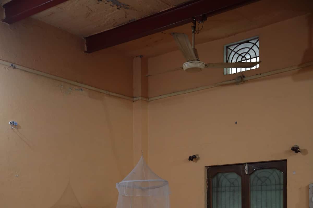 Dormitorio compartido básico, 5 habitaciones, baño compartido | Ropa de cama de alta calidad y caja de seguridad en la habitación